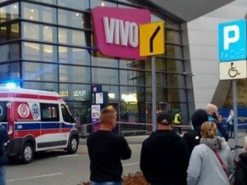 Exterior del centro comercial de Polonia donde ha tenido lugar el ataque con cuchillo