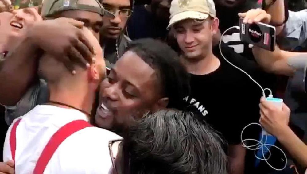 Un joven afroamericano abraza a un neonazi en Florida