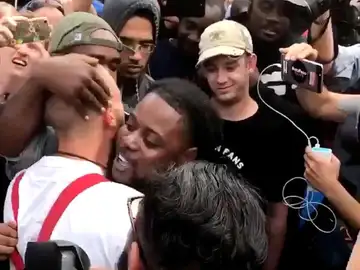 Un joven afroamericano abraza a un neonazi en Florida Un joven afroamericano abraza a un neonazi en Florida