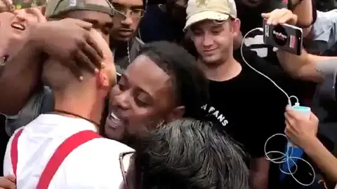 Un joven afroamericano abraza a un neonazi en Florida Un joven afroamericano abraza a un neonazi en Florida