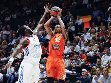 Erick Green lanza a canasta ante un defensor del Efes Erick Green lanza a canasta ante un defensor del Efes