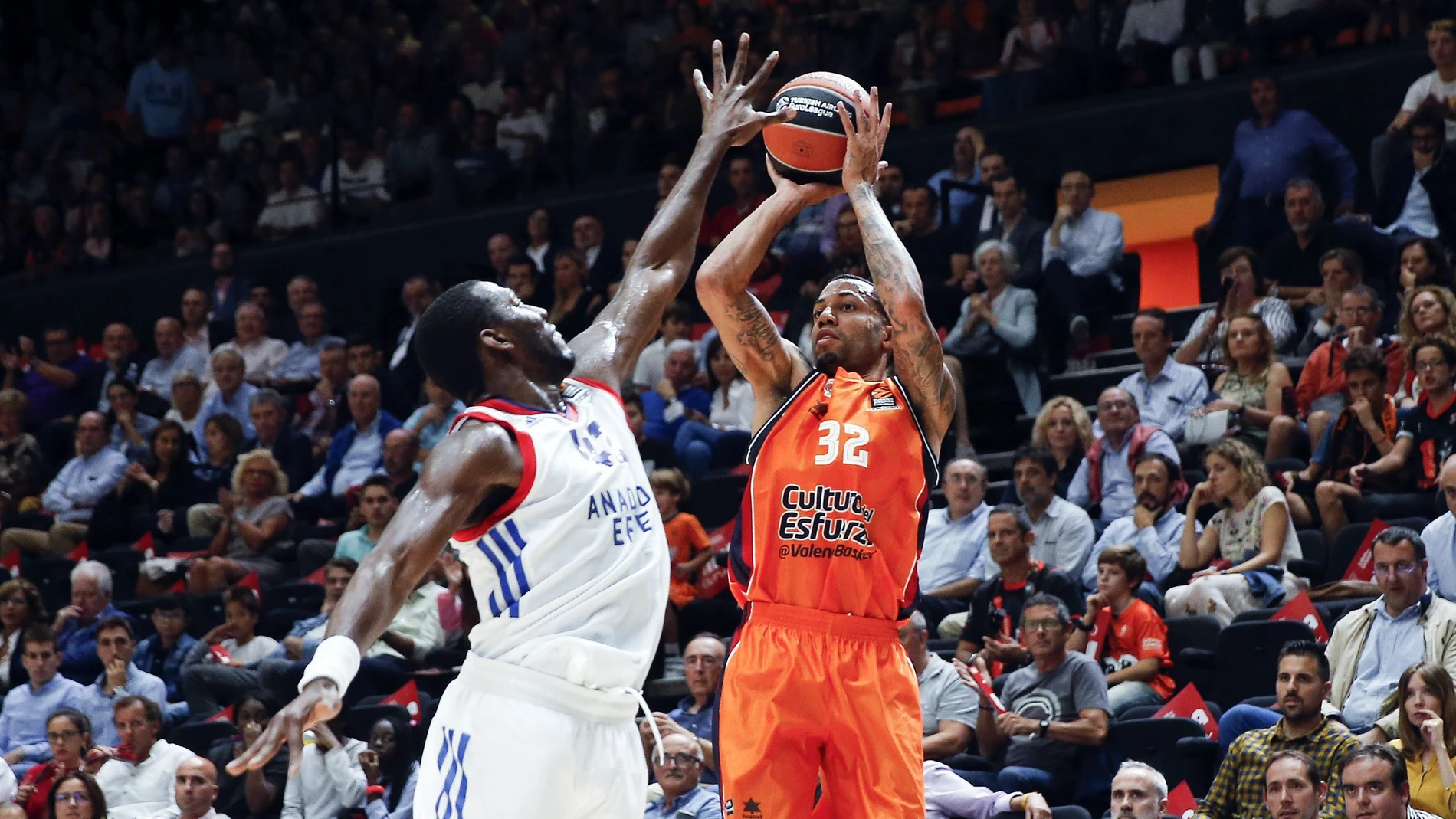 Erick Green lanza a canasta ante un defensor del Efes Erick Green lanza a canasta ante un defensor del Efes