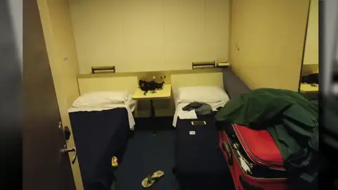 Así es la vida de los agentes en el barco de 'Piolín' después de casi un mes alojados en camarotes Así es la vida de los agentes en el barco de 'Piolín' después de casi un mes alojados en camarotes