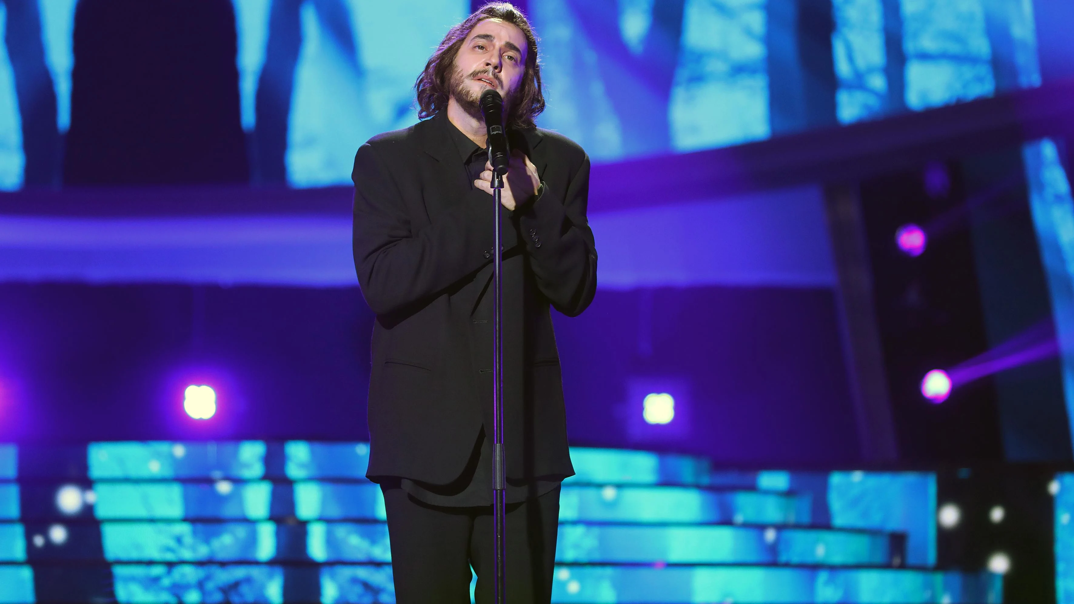 Un emotivo Miquel Fernández nos sorprende con su imitación de 'Amar pelos dois' de Salvador Sobral