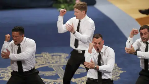 Los All Blacks interpretan la haka en Oviedo Los All Blacks interpretan la haka en Oviedo