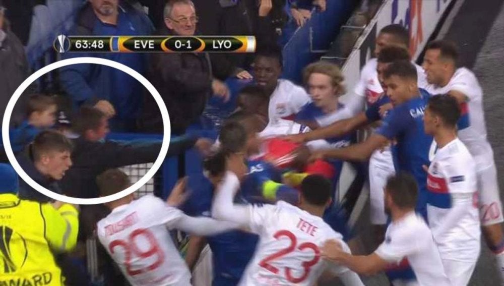 Un aficionado del Everton intenta agredir a jugadores del Lyon con su hijo en brazos