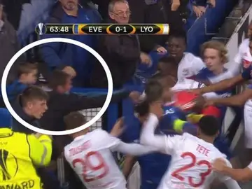 Un aficionado del Everton intenta agredir a jugadores del Lyon con su hijo en brazos Un aficionado del Everton intenta agredir a jugadores del Lyon con su hijo en brazos