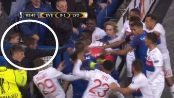 Un aficionado del Everton intenta agredir a jugadores del Lyon con su hijo en brazos