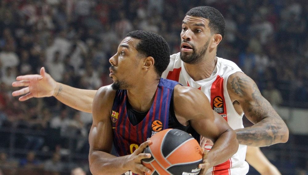 Phil Pressey trata de anotar ante el Estrella Roja