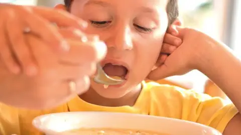 Niño comiendo Niño comiendo