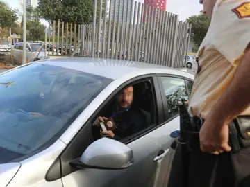 Un agente de la Guardia Civil se identifica a la entrada del Centro de Telecomunicaciones y Tecnologías de la Información (CTTI) Un agente de la Guardia Civil se identifica a la entrada del Centro de Telecomunicaciones y Tecnologías de la Información (CTTI)