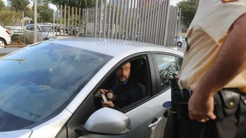 Un agente de la Guardia Civil se identifica a la entrada del Centro de Telecomunicaciones y Tecnologías de la Información (CTTI) Un agente de la Guardia Civil se identifica a la entrada del Centro de Telecomunicaciones y Tecnologías de la Información (CTTI)