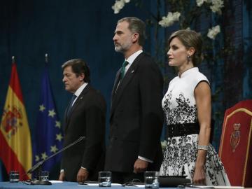 El Rey Felipe VI y la Reina Letizia en la ceremonia de entrega de los premios Princesa de Asturias 2017