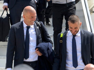 Zidane conversa con Benzema en un desplazamiento del Real Madrid