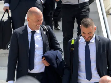 Zidane conversa con Benzema en un desplazamiento del Real Madrid Zidane conversa con Benzema en un desplazamiento del Real Madrid