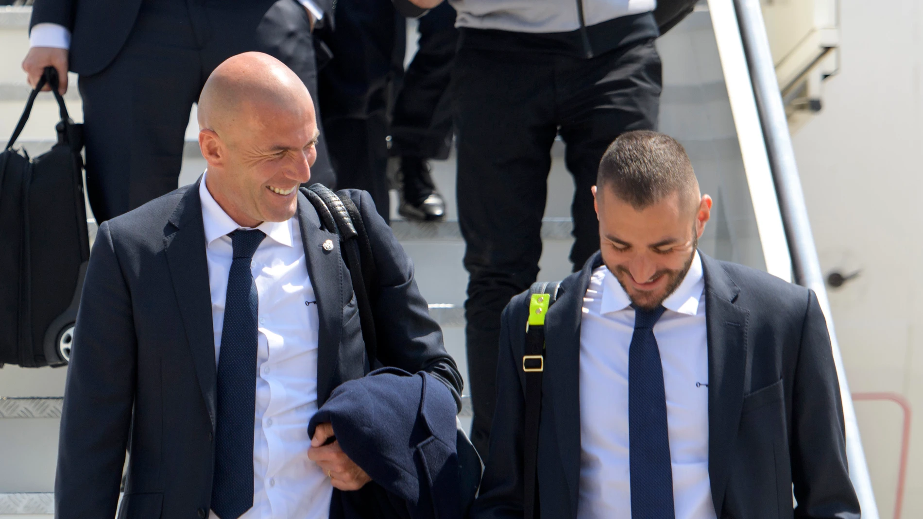 Zidane conversa con Benzema en un desplazamiento del Real Madrid Zidane conversa con Benzema en un desplazamiento del Real Madrid