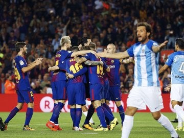 Deulofeu celebra el 1-0 ante las protestas de los jugadores del Málaga