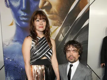 Erica Schmidt y Peter Dinklage Erica Schmidt y Peter Dinklage