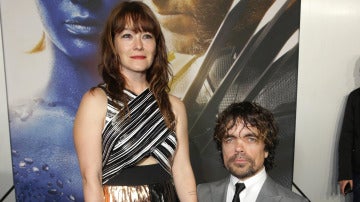 Erica Schmidt y Peter Dinklage