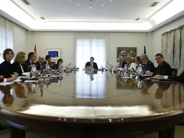Primera imagen de la reunión extraordinaria del Consejo de Ministros para frenar a Puigdemont Primera imagen de la reunión extraordinaria del Consejo de Ministros para frenar a Puigdemont