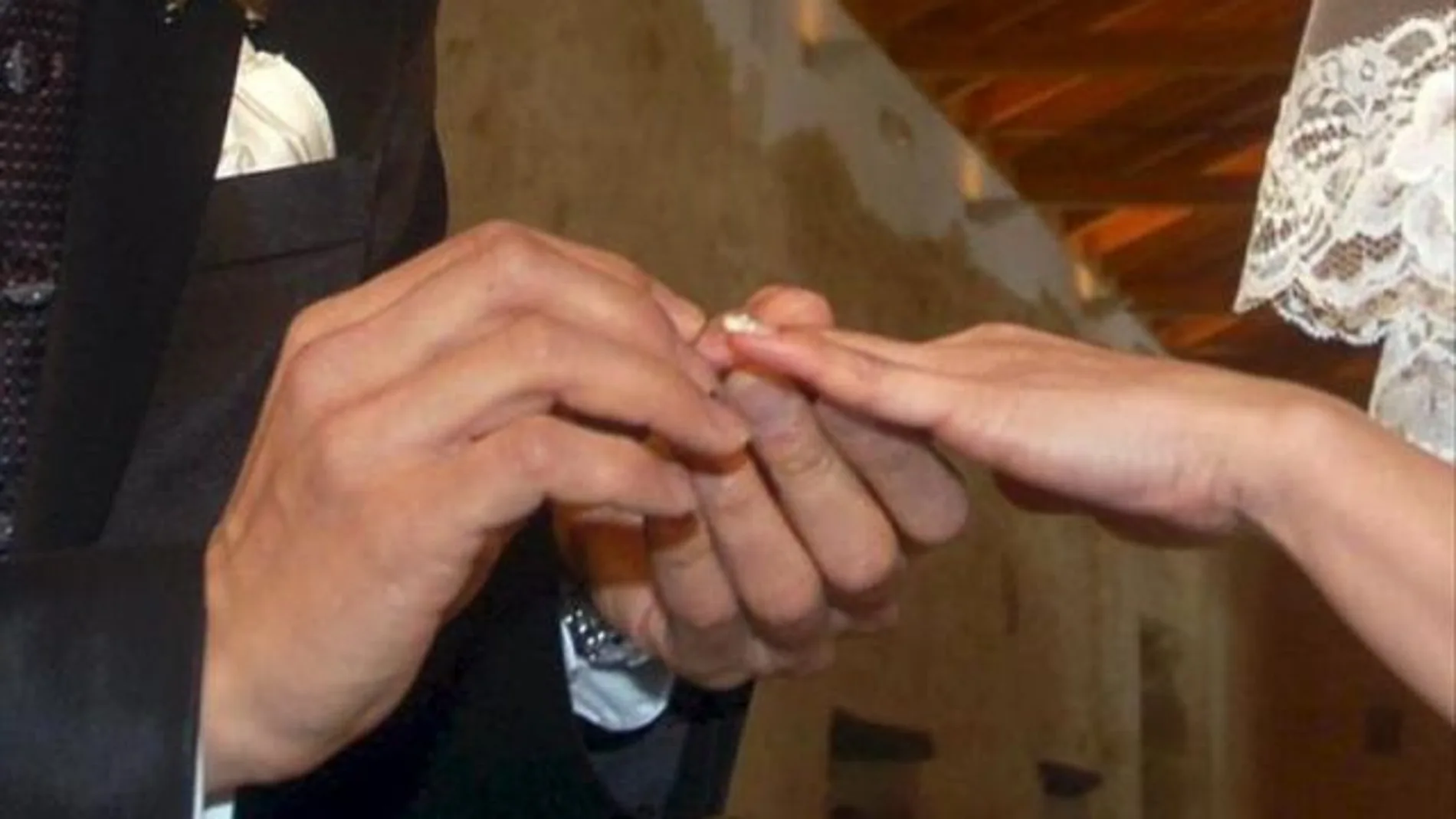 Manos de una pareja intercambiando los anillos en la ceremonia de su boda Manos de una pareja intercambiando los anillos en la ceremonia de su boda