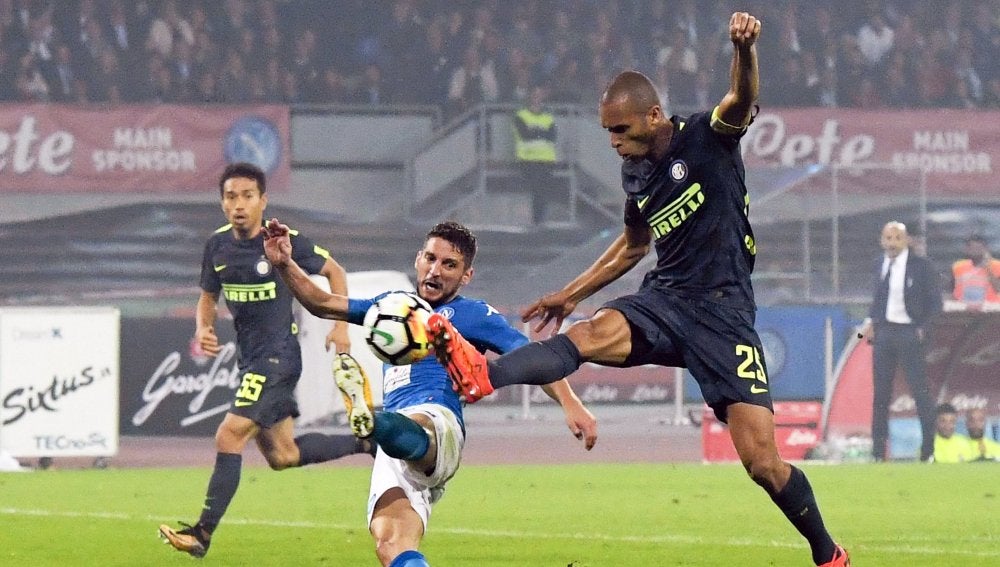 Disputa de balón en el Nápoles - Inter