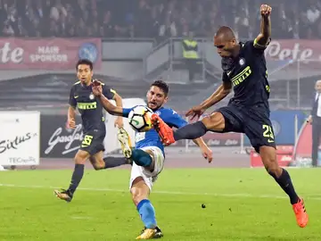 Disputa de balón en el Nápoles - Inter Disputa de balón en el Nápoles - Inter