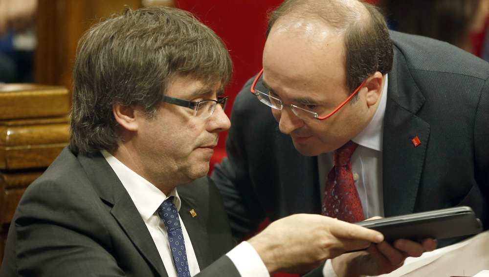 Carles Puigdemont y Miquel Iceta, en un pleno del Parlament