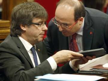 Carles Puigdemont y Miquel Iceta, en un pleno del Parlament