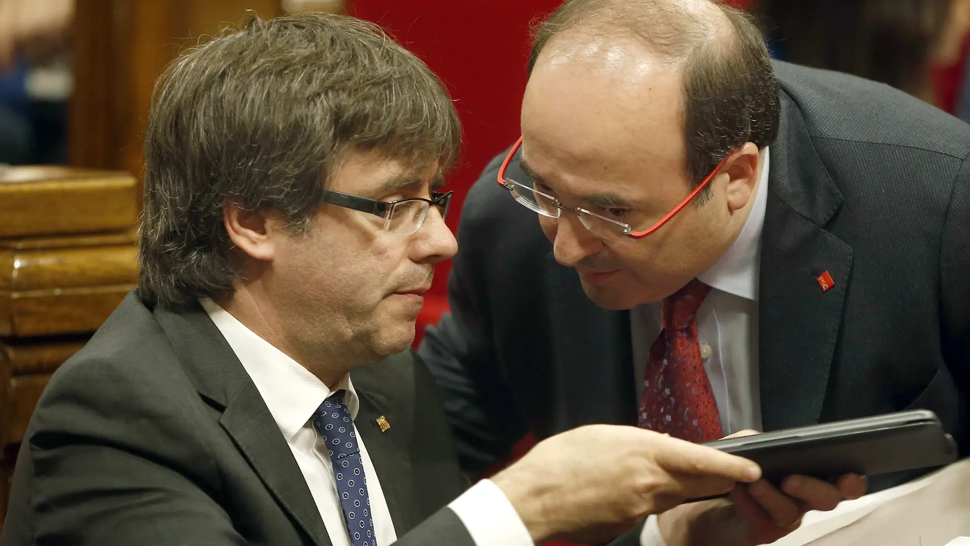 Carles Puigdemont y Miquel Iceta, en un pleno del Parlament Carles Puigdemont y Miquel Iceta, en un pleno del Parlament