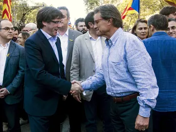 El presidente de la Generalitat, Carles Puigdemont, saluda a Artur Mas El presidente de la Generalitat, Carles Puigdemont, saluda a Artur Mas
