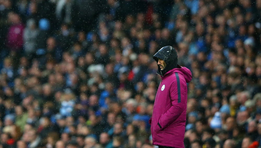 Pep Guardiola, en la banda del Etihad Stadium