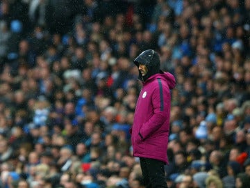 Pep Guardiola, en la banda del Etihad Stadium