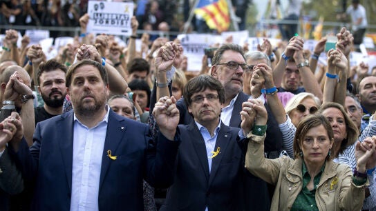 Puigdemont, Oriol Junqueras y Carme Forcadell durante la manifestaci&oacute;n en Barcelona