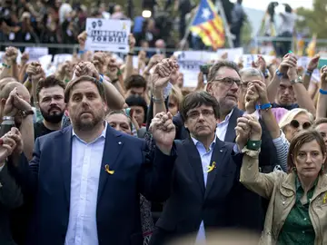 Puigdemont, Oriol Junqueras y Carme Forcadell durante la manifestación en Barcelona Puigdemont, Oriol Junqueras y Carme Forcadell durante la manifestación en Barcelona