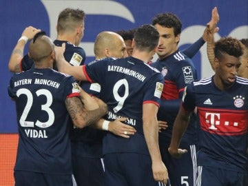 Los jugadores del Bayern celebra el gol de la victoria ante el Hamburgo