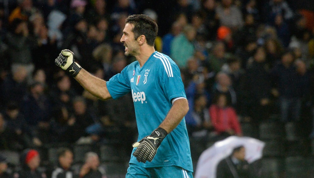 Buffon celebra el triunfo de la Juventus en Italia