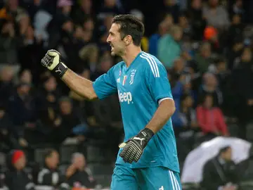 Buffon celebra el triunfo de la Juventus en Italia Buffon celebra el triunfo de la Juventus en Italia