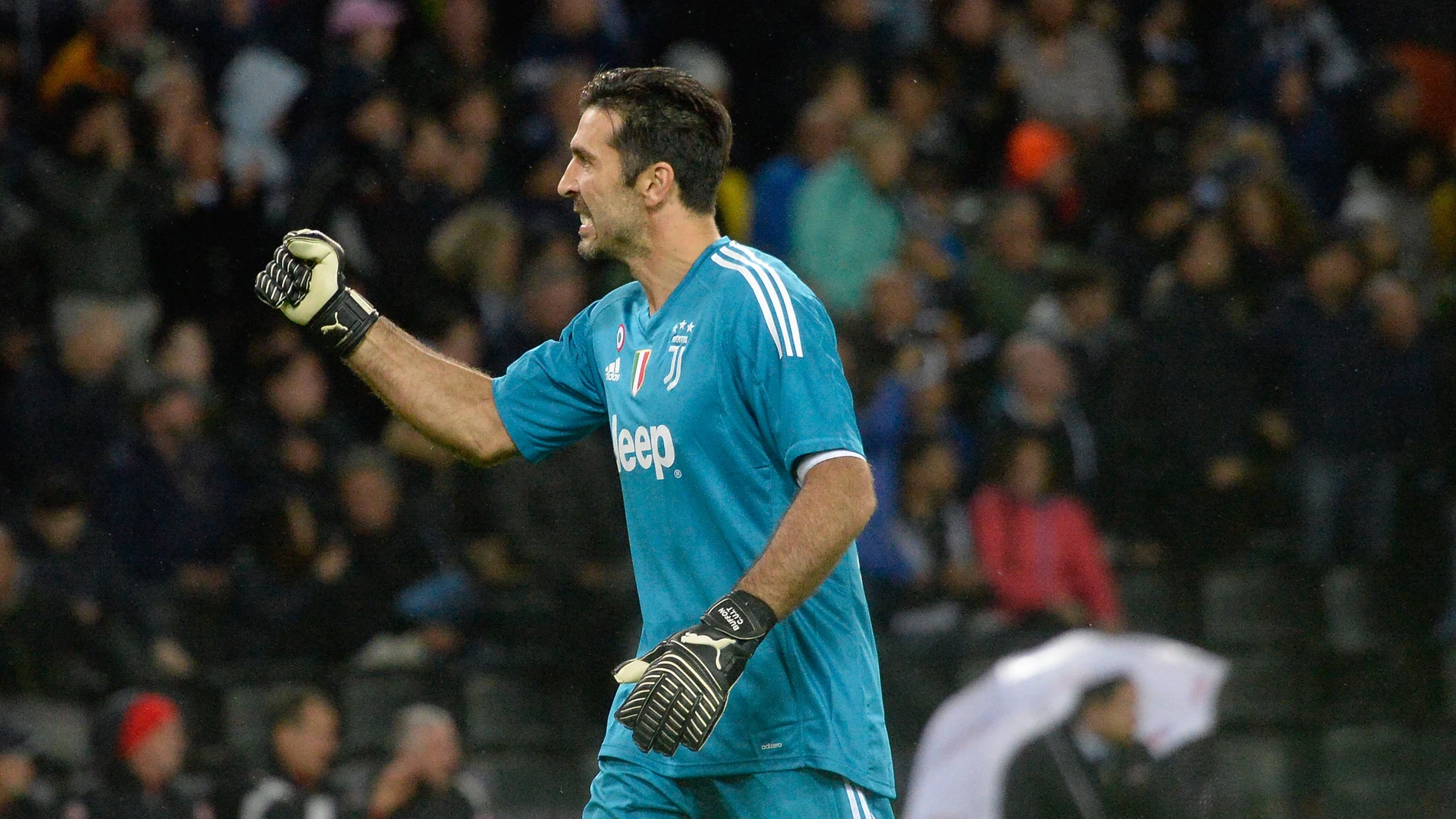 Buffon celebra el triunfo de la Juventus en Italia Buffon celebra el triunfo de la Juventus en Italia