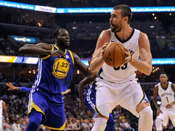 Marc Gasol protege el balón ante los Warriors Marc Gasol protege el balón ante los Warriors