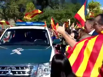 Alrededor de 300 personas se concentran ante el Cuartel del Bruch para apoyar a las Fuerzas Armadas Alrededor de 300 personas se concentran ante el Cuartel del Bruch para apoyar a las Fuerzas Armadas