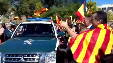 Alrededor de 300 personas se concentran ante el Cuartel del Bruch para apoyar a las Fuerzas de Seguridad