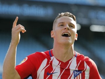 Kevin Gameiro celebra su gol con el Atlético de Madrid