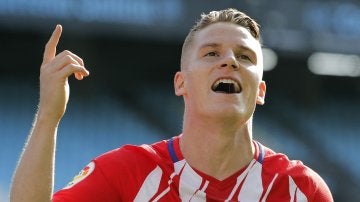 Kevin Gameiro celebra su gol con el Atlético de Madrid