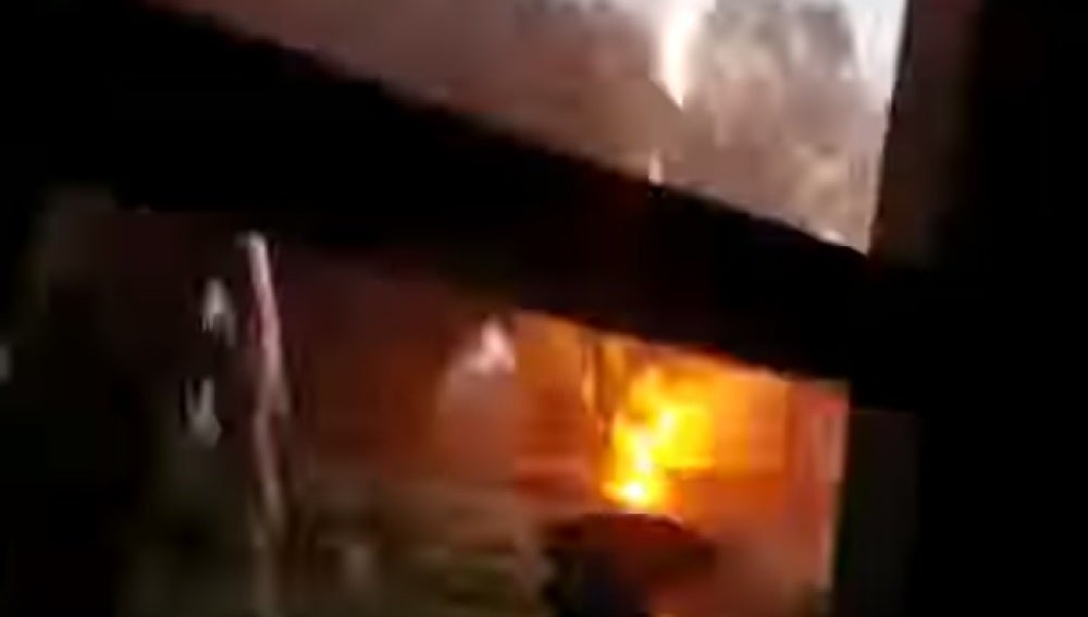 Le cae un rayo a un niño que estaba en el patio durante una tormenta