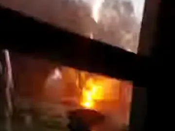 Le cae un rayo a un niño que estaba en el patio durante una tormenta Le cae un rayo a un niño que estaba en el patio durante una tormenta