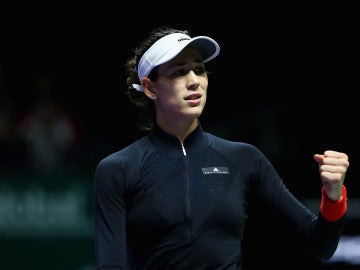 Garbiñe Muguruza levanta el puño para celebrar la victoria