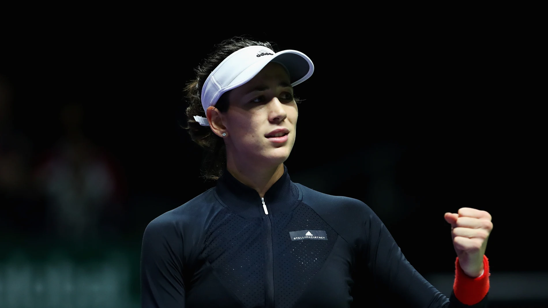 Garbiñe Muguruza levanta el puño para celebrar la victoria Garbiñe Muguruza levanta el puño para celebrar la victoria