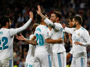 Los jugadores del Real Madrid celebran un gol del equipo blanco Los jugadores del Real Madrid celebran un gol del equipo blanco