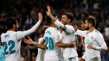 Los jugadores del Real Madrid celebran un gol del equipo blanco